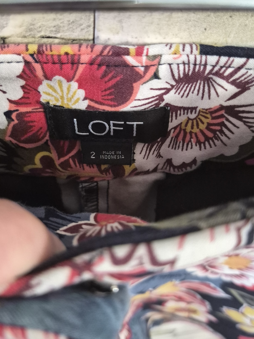 LOFT Floral Chino Shorts Women Size 2 Navy Pink Yellow Tropical Summer Vacation - Picture 3 of 11
